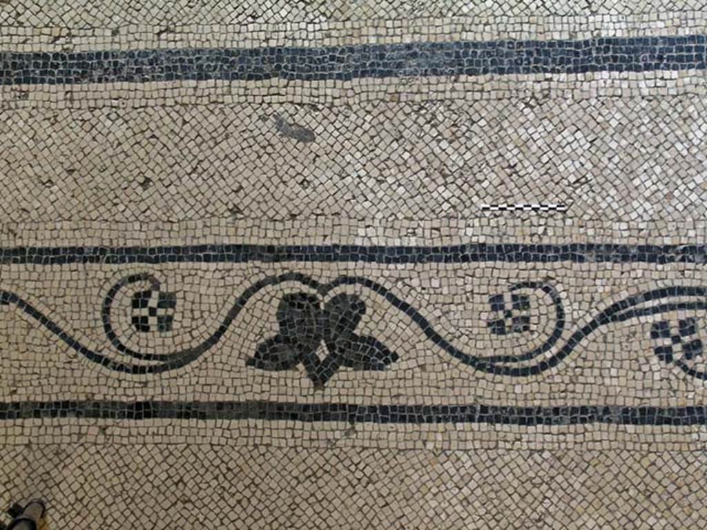 V.8, Herculaneum. May 2004. Detail of mosaic threshold separating room 1, from room 3, central section. Photo courtesy of Nicolas Monteix.